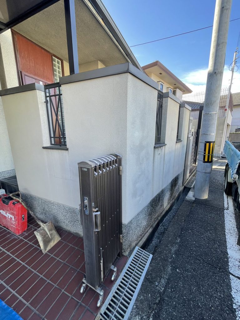 一軒家の背の高い塀