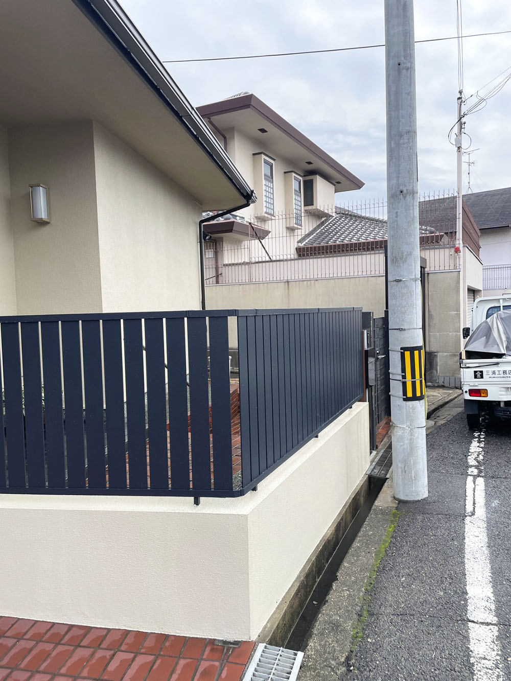 玄関前の目隠しフェンス