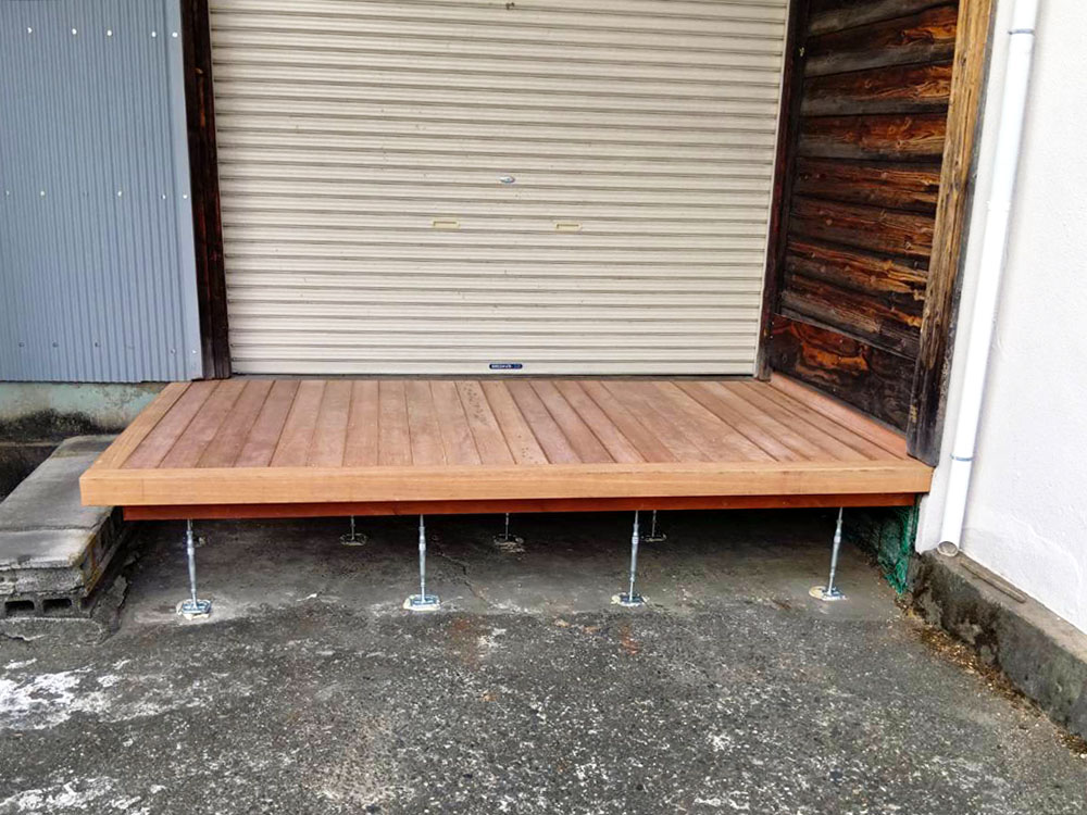 経年による変色や色あせが少なく、衝撃による割れに強くセランガンバツ材を使用したウッドデッキ